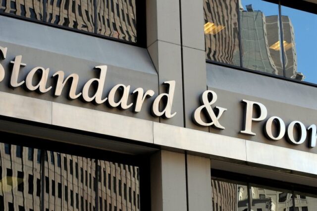Η Standar & Poor’s προειδοποιεί για υποβάθμιση του αξιόχρεου της Ισπανίας και της Ελλάδας