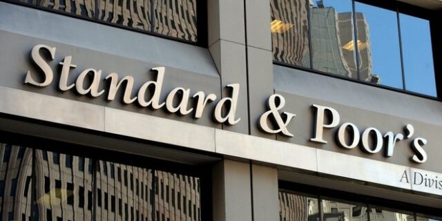 Ο οίκος Standard & Poor’s προανήγγειλε το ενδεχόμενο υποβάθμισης αξιόχρεου των μεγάλων ελληνικών τραπεζών