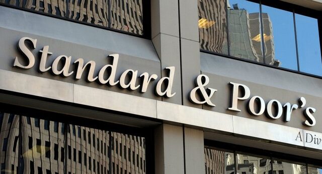 Ο οίκος Standard & Poor’s προανήγγειλε το ενδεχόμενο υποβάθμισης αξιόχρεου των μεγάλων ελληνικών τραπεζών