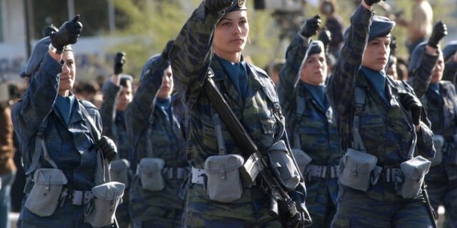 Σε μάχιμες θέσεις και οι γυναίκες οπλίτες