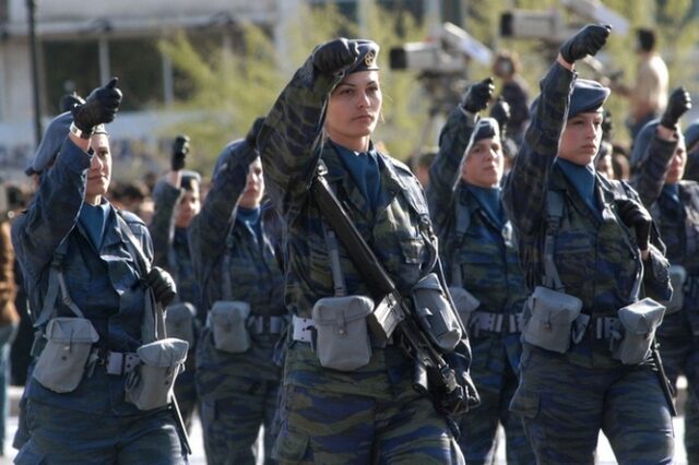 Σε μάχιμες θέσεις και οι γυναίκες οπλίτες
