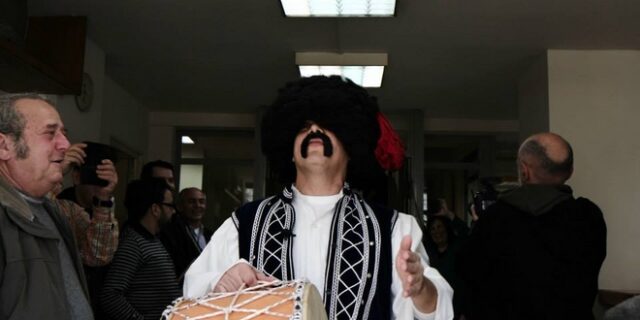 Καγκέλια Rossa: Ελληνοφρένεια και τσολιάς στον ΣΥΡΙΖΑ με νταούλια και κλαρίνα