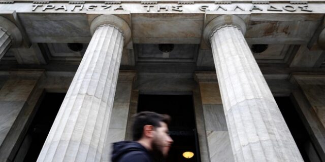 JP Morgan: Στα 3 δισ. ευρώ οι εκροές καταθέσεων από τις ελληνικές τράπεζες σε 1 εβδομάδα