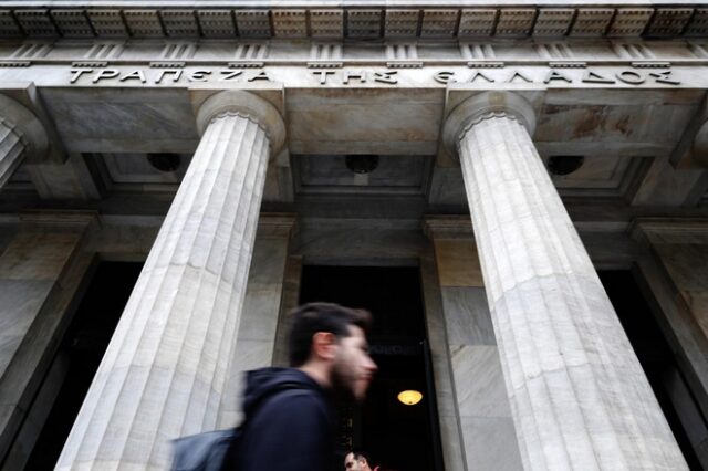 JP Morgan: Στα 3 δισ. ευρώ οι εκροές καταθέσεων από τις ελληνικές τράπεζες σε 1 εβδομάδα