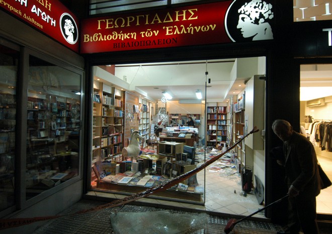 Έκρηξη μηχανισμού στο βιβλιοπωλείο του Άδωνι Γεωργιάδη στην Κηφισιά