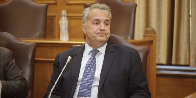 Συνθήματα για τον φασισμό και φυλλάδια με τσεκούρια ακύρωσαν ομιλία του Βορίδη