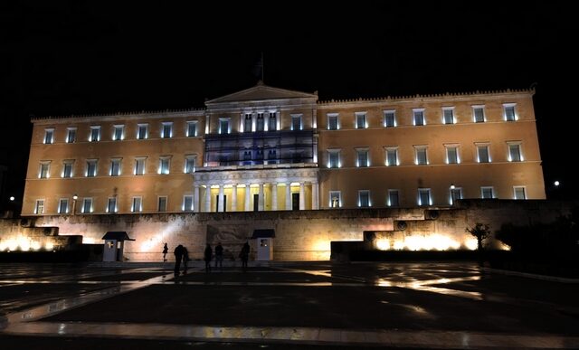 Γεύση μνημονίου για τους βουλευτές. Επιστρέφουν έναν μισθό