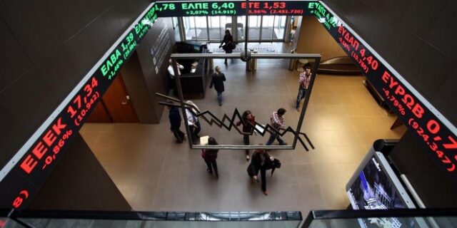 Bloomberg: Η πιθανότητα ύφεσης της ελληνικής οικονομίας το 2015 έχει μειωθεί στο 30% από 70% πέρυσι