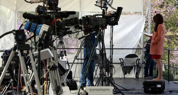 Περισσότεροι ξένοι παρά Έλληνες δημοσιογράφοι στο Ζάππειο για τις εκλογές!