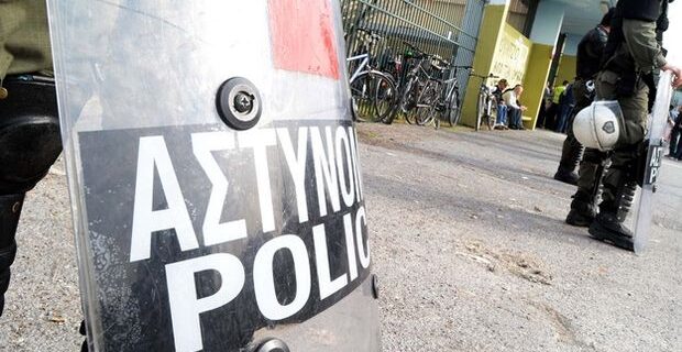 Σοβαρά επεισόδια έξω από το κλειστό της Ν. Σμύρνης με έναν τραυματία και αρκετά σμπαραλιασμένα αυτοκίνητα