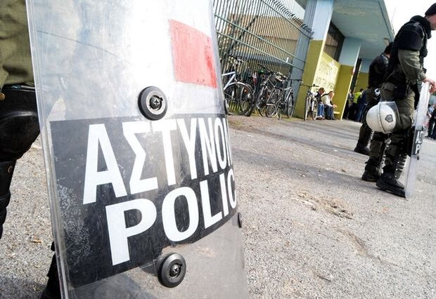 Σοβαρά επεισόδια έξω από το κλειστό της Ν. Σμύρνης με έναν τραυματία και αρκετά σμπαραλιασμένα αυτοκίνητα