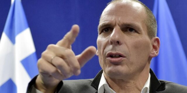 Paul Mason: Η “σχετικά ανώδυνη ήττα” του Βαρουφάκη, τα οφέλη αλλά και ο κίνδυνος για οριστικό τέλμα