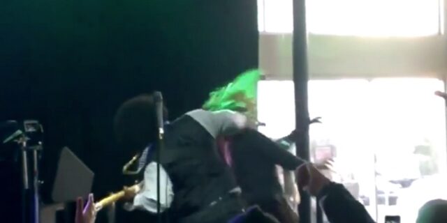 Απίστευτο βίντεο: O Afroman γρονθοκοπεί θαυμάστρια του πάνω στη σκηνή