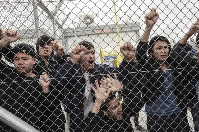 Αναταραχή στην Αμυγδαλέζα: Μετανάστες καίνε ρούχα και ζητάνε να απελευθερωθούν
