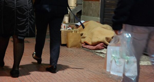 Άστεγος δολοφόνησε άστεγο γιατί τον “έριξε” στη μοιρασιά