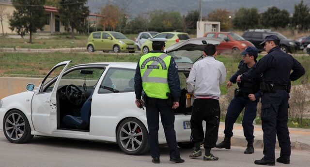 Πυροβόλησαν αστυνομικό στο Ζεφύρι. Έφοδος των ΕΚΑΜ και δύο συλλήψεις
