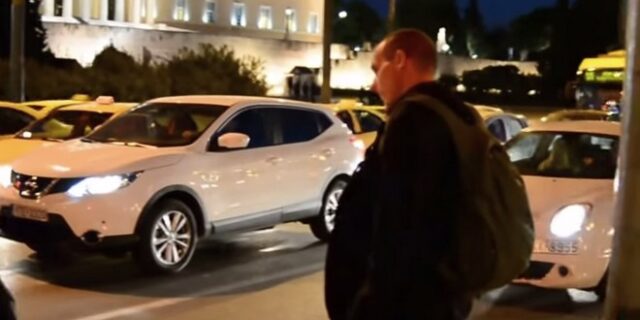 Βίντεο: Ο Βαρουφάκης με σακίδιο, περπατάει μόνος στο Σύνταγμα και φτάνει στη Βουλή