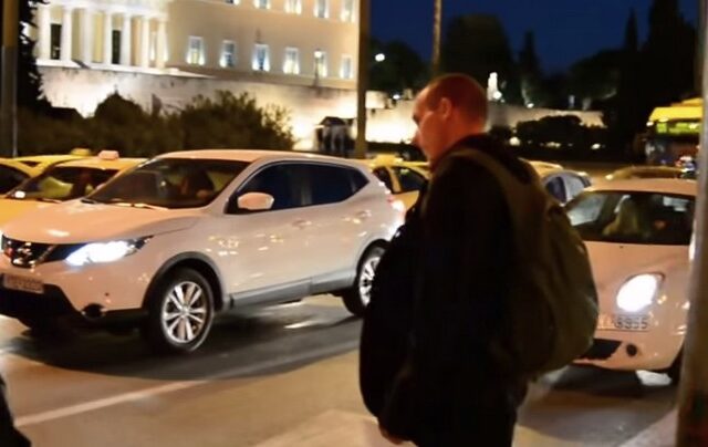 Βίντεο: Ο Βαρουφάκης με σακίδιο, περπατάει μόνος στο Σύνταγμα και φτάνει στη Βουλή