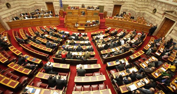 LIVE εικόνα: Ομιλία Βαρουφάκη στη Βουλή
