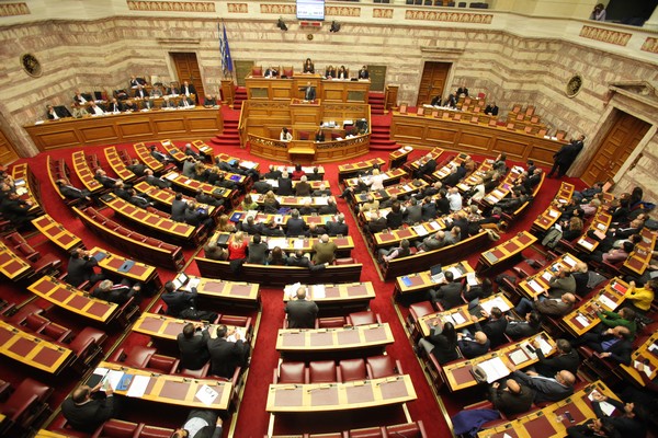 LIVE εικόνα: Ομιλία Βαρουφάκη στη Βουλή