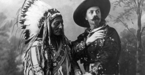 Οι πολεμιστές Ινδιάνοι Σιού φωτογραφίζονται λίγο μετά τις φονικές μάχες με τον Μπάφαλο Μπιλ