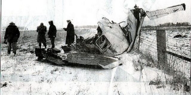 Μηχανή του Χρόνου: “Ελπίζω το παλιαεροπλάνο σου να πέσει”. Το αστείο που βγήκε αληθινό και η μέρα που πέθανε η μουσική