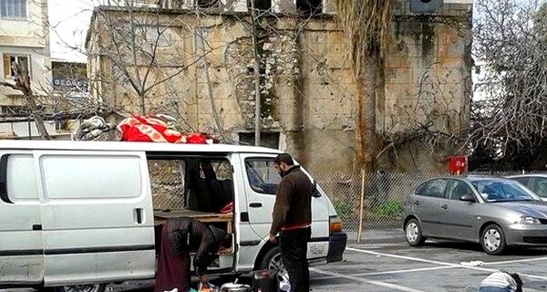 Θλιβερή εικόνα: Έκαναν το αυτοκίνητο σπίτι ελέω κρίσης