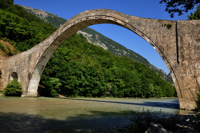 Κατέρρευσε το ιστορικό γεφύρι της Πλάκας στην Άρτα