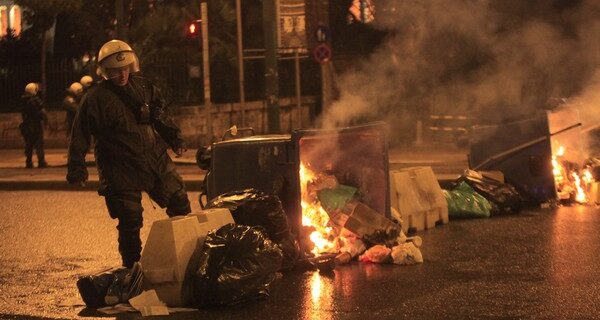 Επεισόδια στην πορεία αντιεξουσιαστών εναντίον του Μνημονίου