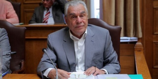 “Εδώ καράβια πνίγονται, τα γεύματα αρμενίζουν” δηλώνει ο Γιακουμάτος, στηρίζοντας Σαμαρά