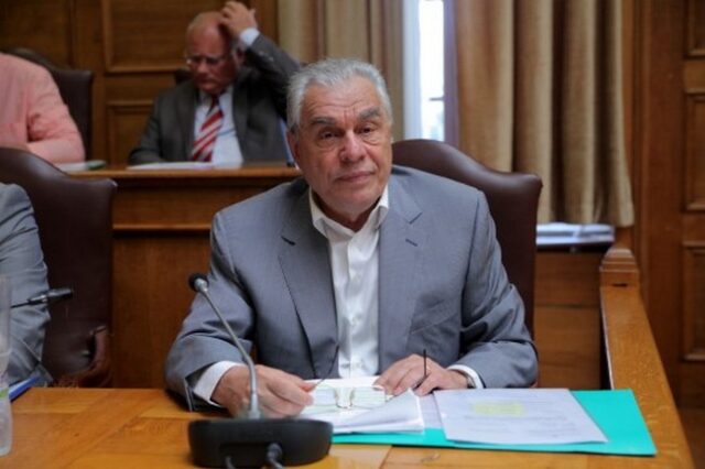 “Εδώ καράβια πνίγονται, τα γεύματα αρμενίζουν” δηλώνει ο Γιακουμάτος, στηρίζοντας Σαμαρά