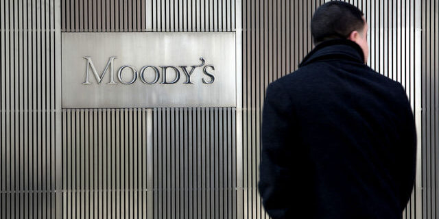 Απειλές από τη Moody’s: Υπό αναθεώρηση για πιθανή υποβάθμιση η αξιολόγηση της Ελλάδος