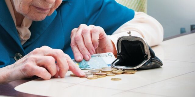 ΕΛΣΤΑΤ: Απώλειες 13,9 δισ. ευρώ στο ακαθάριστο διαθέσιμο εισόδημα των νοικοκυριών