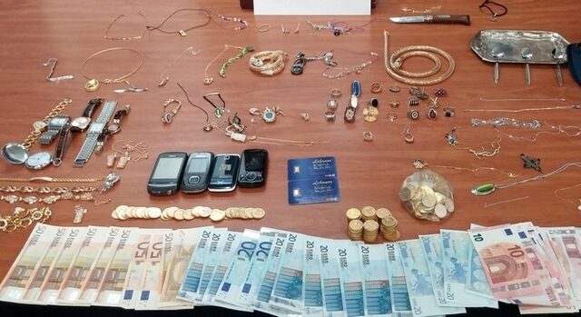 Της εμπιστεύονταν το σπίτι τους και εκείνη τους το άδειαζε