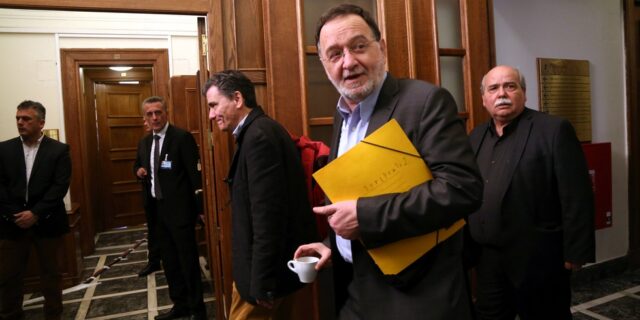 Δάσκαλε που δίδασκες. Στον ΣΥΡΙΖΑ ακόμα σκέφτονται αν θα φέρουν τη συμφωνία στη Βουλή
