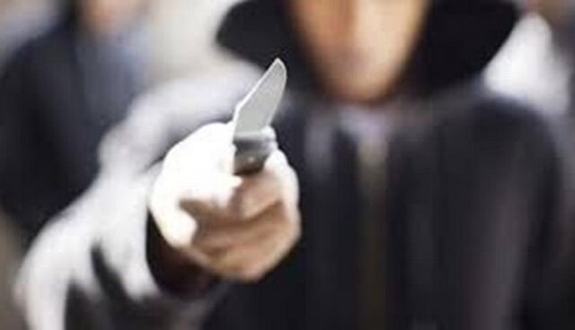 Μπήκαν με μαχαίρια μέσα στην κρεβατοκάμαρά της και την λήστεψαν
