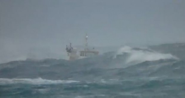 Βίντεο που κόβει την ανάσα: Ρυμουλκό σκίζει κύματα και ανέμους 10 μποφόρ