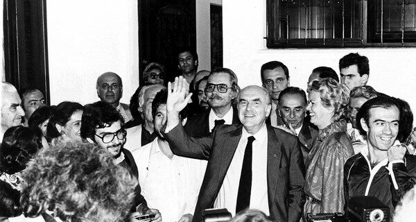 Αποκαλυπτικό βιβλίο: Όταν ο Ανδρέας Παπανδρέου τράβηξε πιστόλι στη Μαργαρίτα και τον Γιώργο