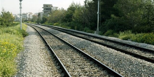Σοκ στο Βελεστίνο: Άνδρας ξάπλωσε στις ράγες και διαμελίστηκε από τρένο