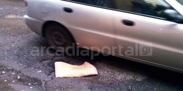 Επική πατέντα: Μπάλωσαν τις λακκούβες με μαξιλάρια στην Τρίπολη