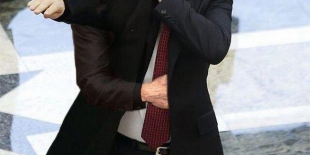 Προσοχή! Ο Τραβόλτα παραμονεύει για να σε φιλήσει