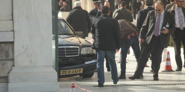 Γούρι, γούρι! Με τροχαίο στον προαύλιο χώρο ξεκίνησε τις εργασίες της η νέα Βουλή