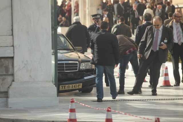 Γούρι, γούρι! Με τροχαίο στον προαύλιο χώρο ξεκίνησε τις εργασίες της η νέα Βουλή