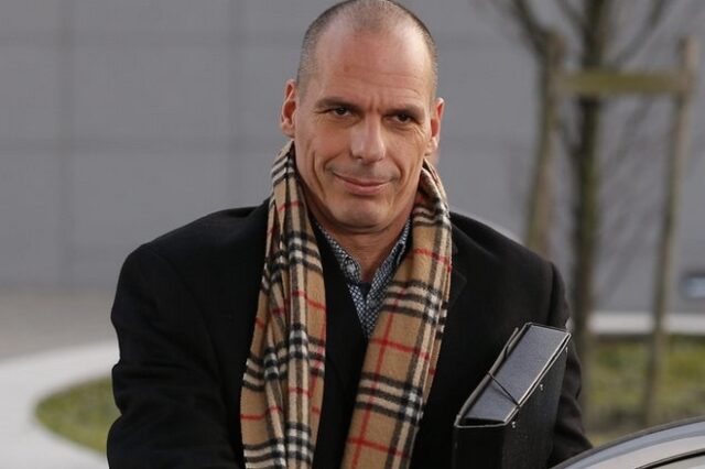 Η οργισμένη απάντηση του Βαρουφάκη για το κασκόλ Burberry του Eurogroup