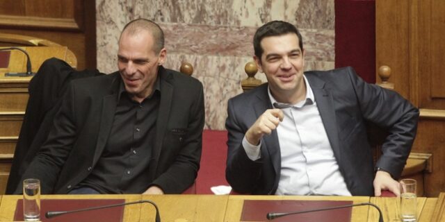 Βίντεο: Ο Τσίπρας σκουντάει τον Βαρουφάκη για να ψηφίσει Παυλόπουλο