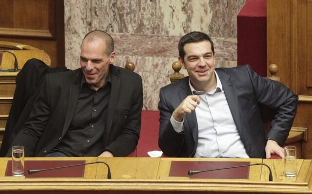 Βίντεο: Ο Τσίπρας σκουντάει τον Βαρουφάκη για να ψηφίσει Παυλόπουλο
