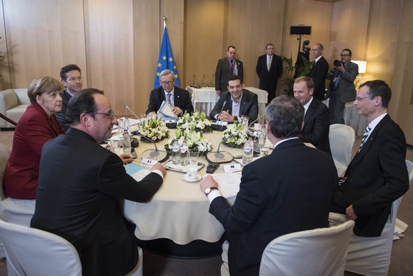 Μίνι Σύνοδος: Σημάδια σύγκλισης. Πιθανό έκτακτο Eurogroup την άλλη βδομάδα. Κριτική Γιούνκερ σε Τσίπρα