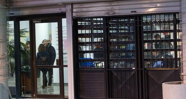 ΑΠΘ: Φοιτητές έσπασαν την πόρτα της Συγκλήτου. Δύο τραυματίες. Υπό κατάληψη το κτήριο
