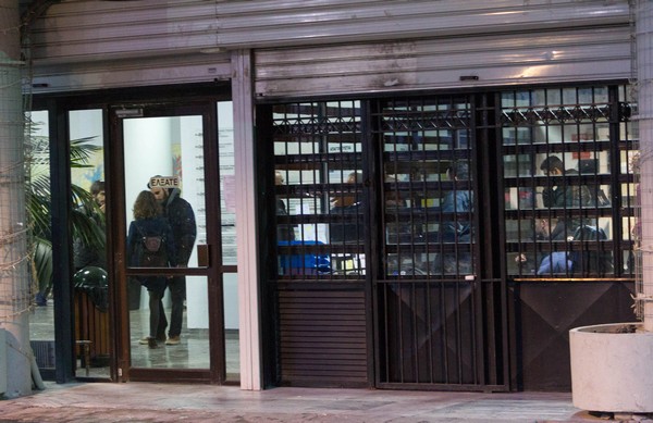 ΑΠΘ: Φοιτητές έσπασαν την πόρτα της Συγκλήτου. Δύο τραυματίες. Υπό κατάληψη το κτήριο