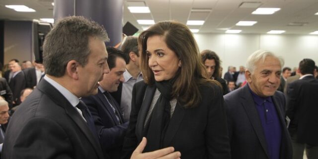 Συννεφιασμένη Κυριακή στην ΠΕ της Ν.Δ. Επίθεση σαμαρικών σε Ντόρα, αποχώρηση Δένδια, διάλογοι Γιακουμάτου Μητσοτάκη